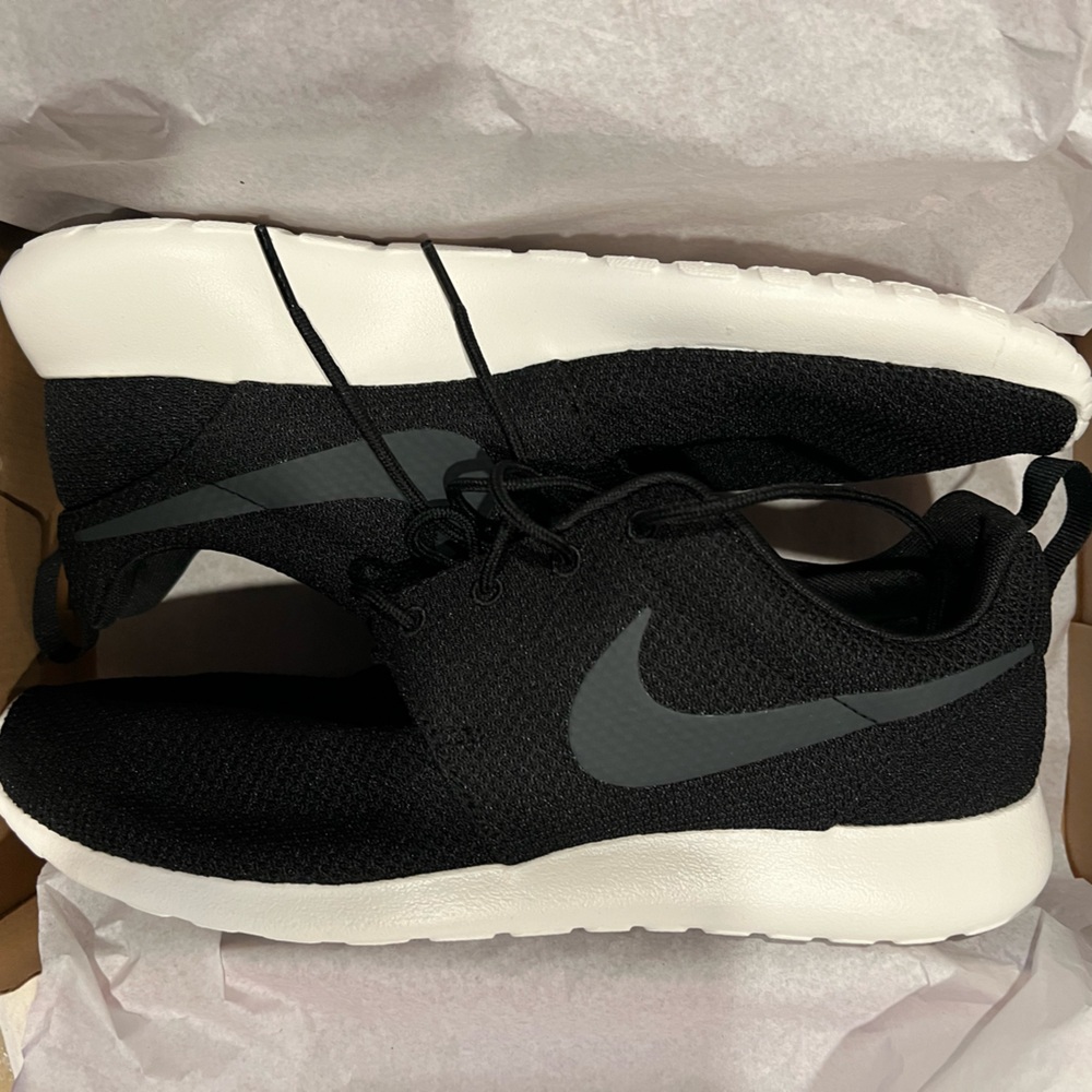 Brand new Nike Roshe one size 9 men
